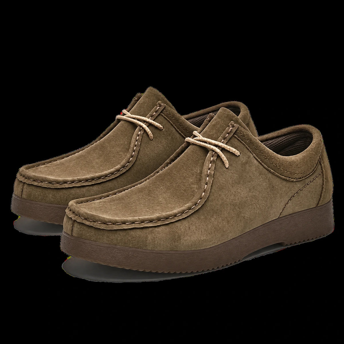 Chaussures casual en nubuck à lacets kaki, trois-quarts dans le studio IVAREE
