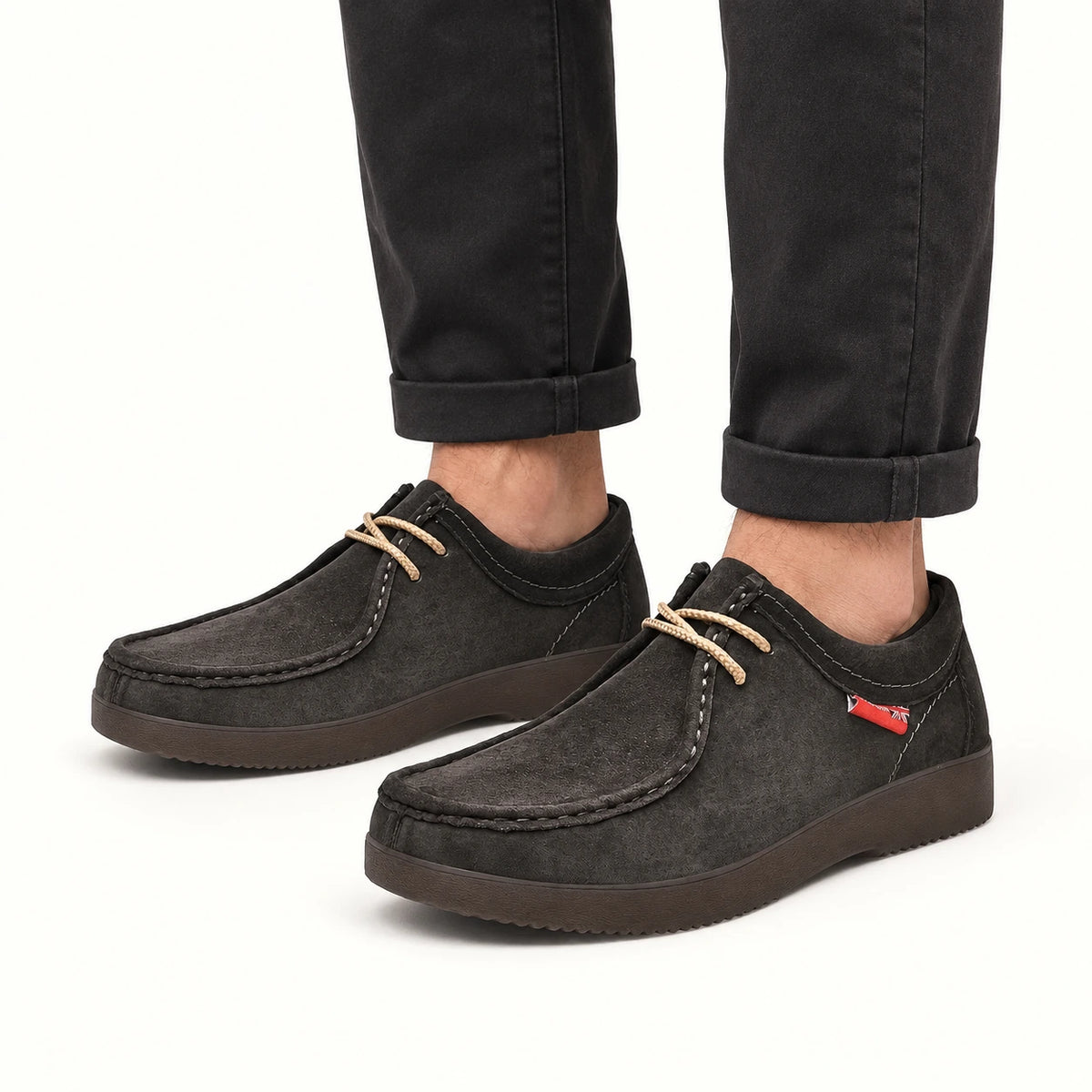 Chaussures casual en nubuck à lacets noir, pose-1 dans le studio IVAREE