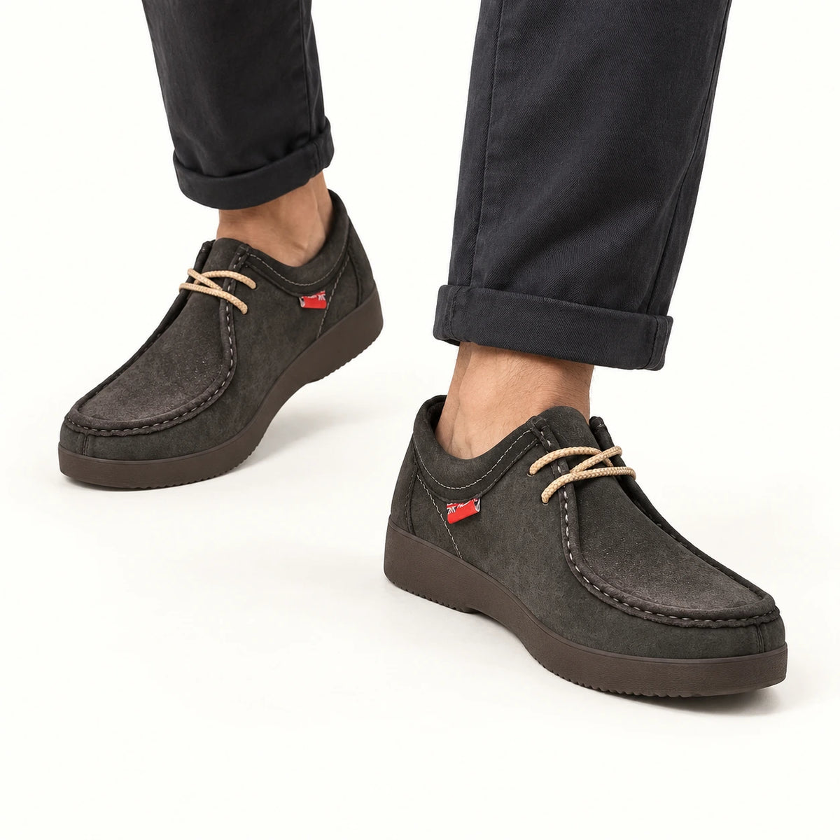 Chaussures casual en nubuck à lacets noir, pose-2 dans le studio IVAREE