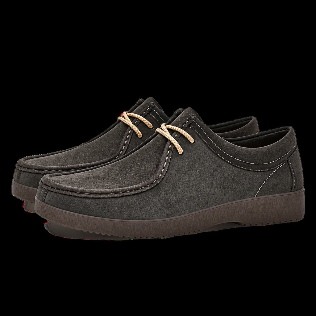 Chaussures casual en nubuck à lacets noir, profil dans le studio IVAREE