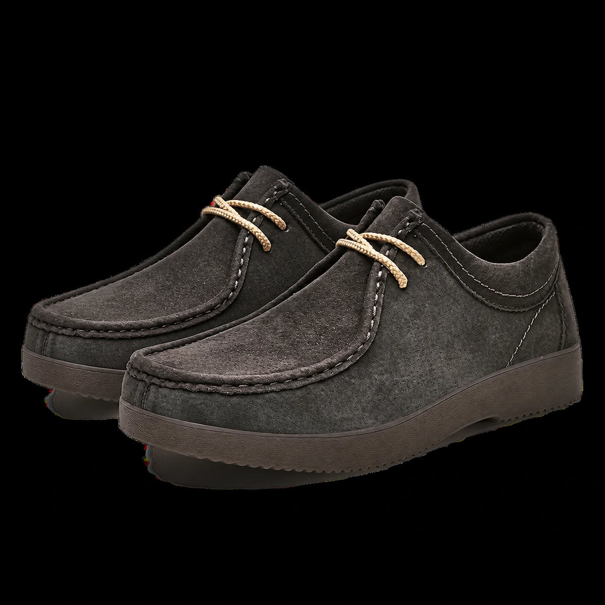Chaussures casual en nubuck à lacets noir, trois-quarts dans le studio IVAREE