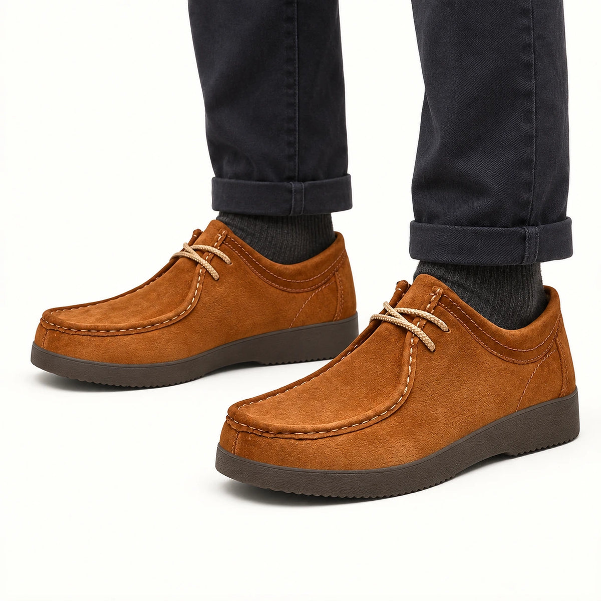 Chaussures casual en nubuck à lacets orange, pose-1 dans le studio IVAREE
