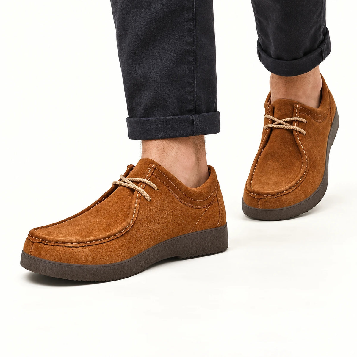 Chaussures casual en nubuck à lacets orange, pose-2 dans le studio IVAREE