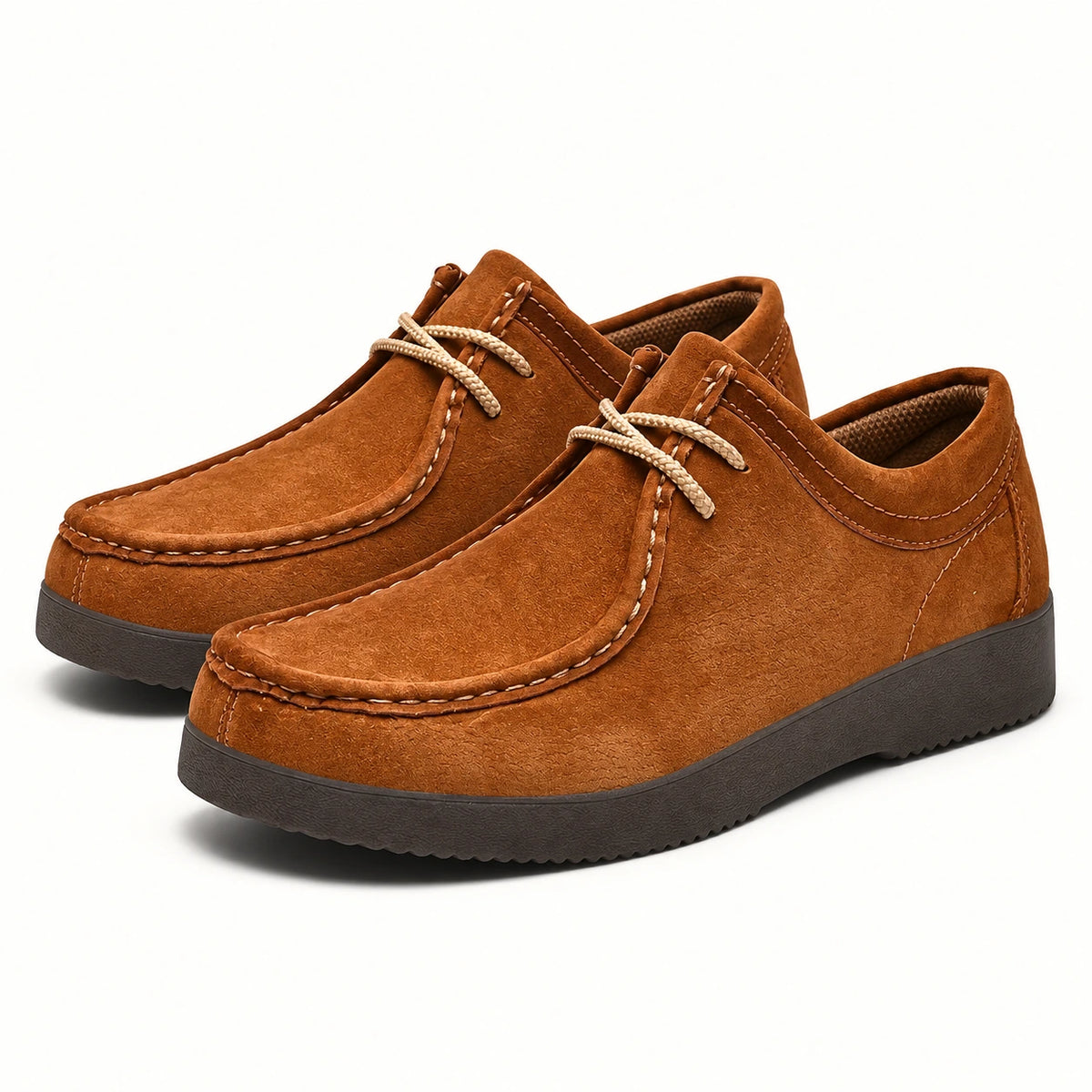 Chaussures casual en nubuck à lacets orange, trois-quarts dans le studio IVAREE