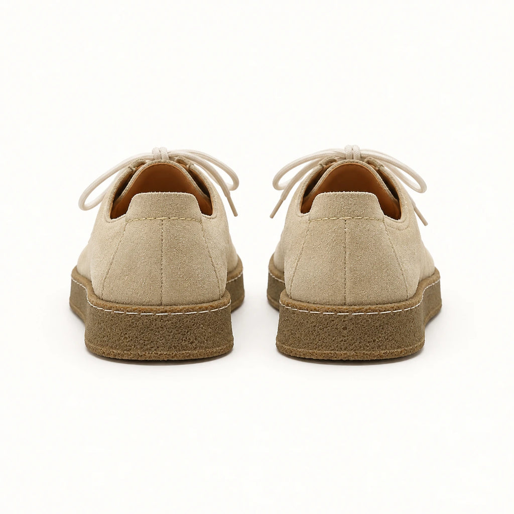 Chaussures moc-toe en daim à semelle crêpe beige, vue dos dans le studio IVAREE