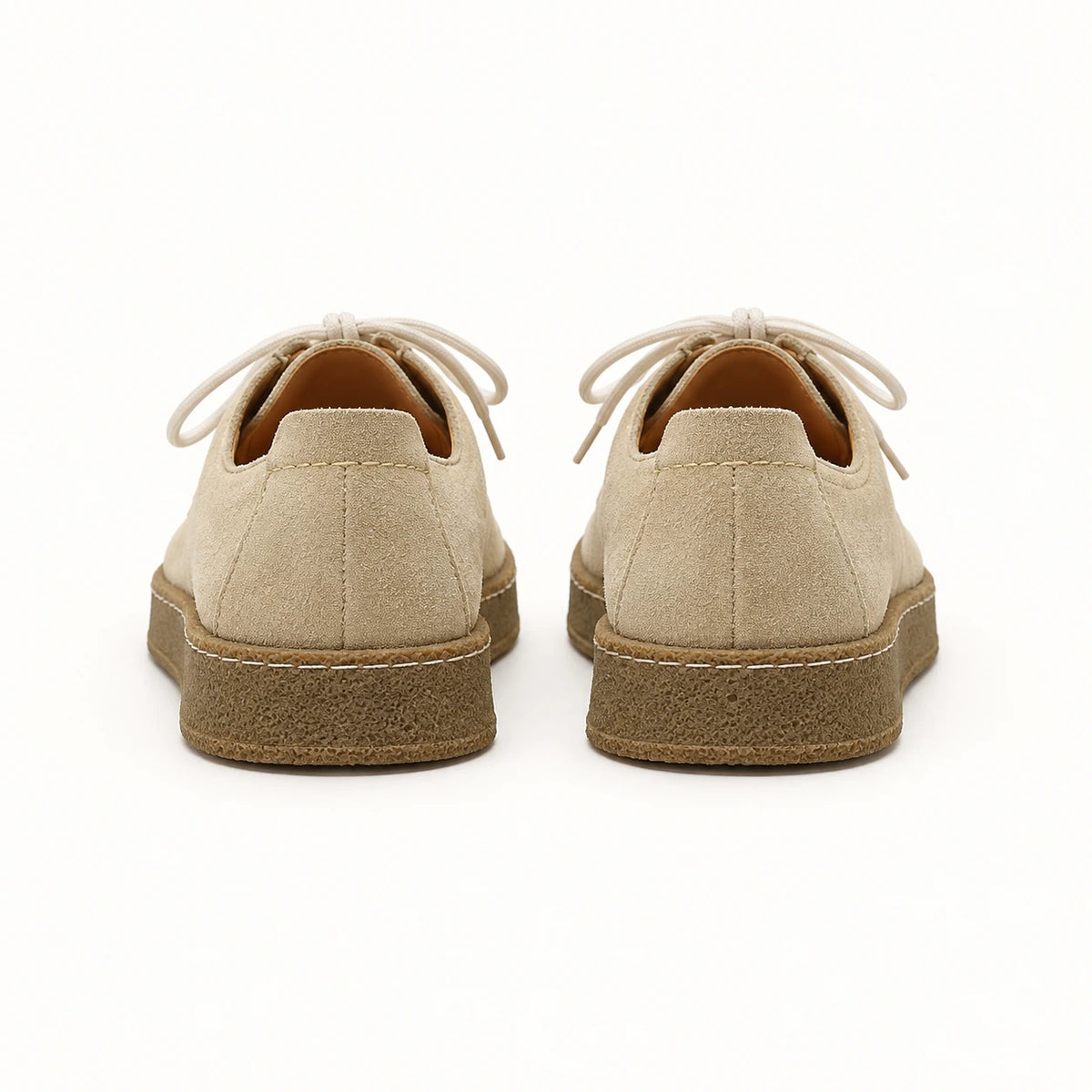 Chaussures moc-toe en daim à semelle crêpe beige, vue dos dans le studio IVAREE