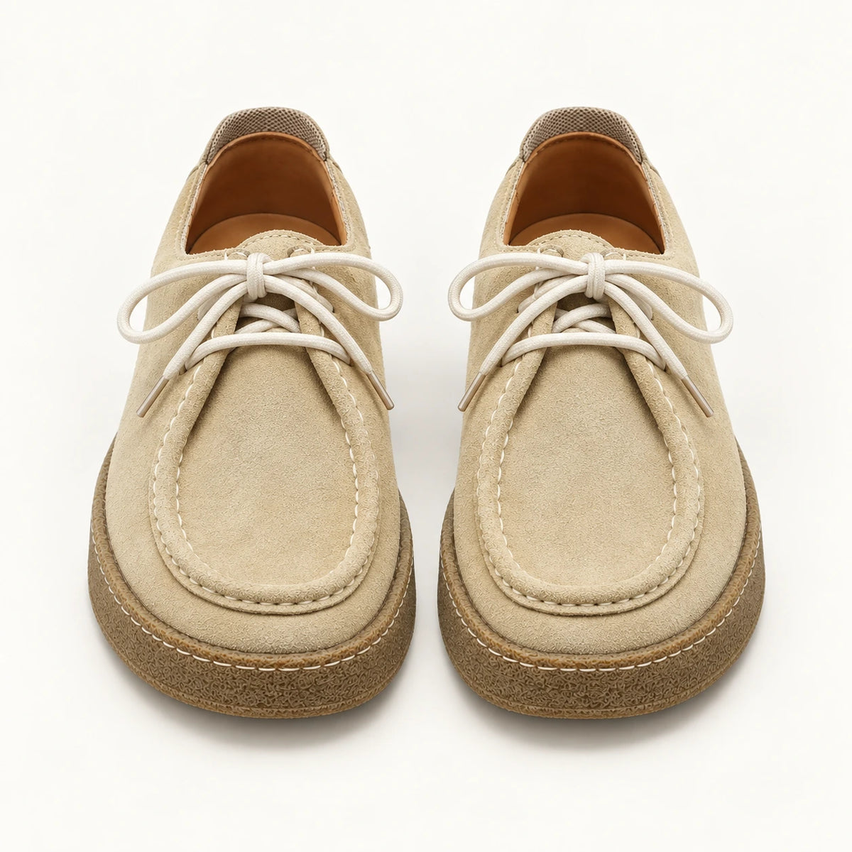 Chaussures moc-toe en daim à semelle crêpe beige, vue face dans le studio IVAREE
