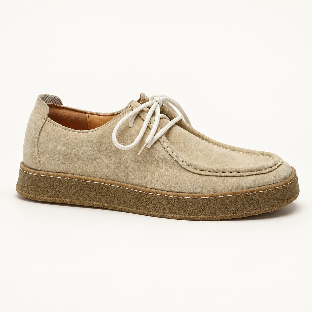Chaussures moc-toe en daim à semelle crêpe beige, vue profil dans le studio IVAREE