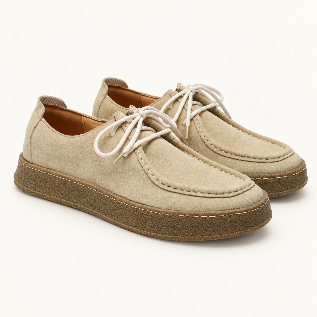 Chaussures moc-toe en daim à semelle crêpe beige, vue trois-quarts dans le studio IVAREE