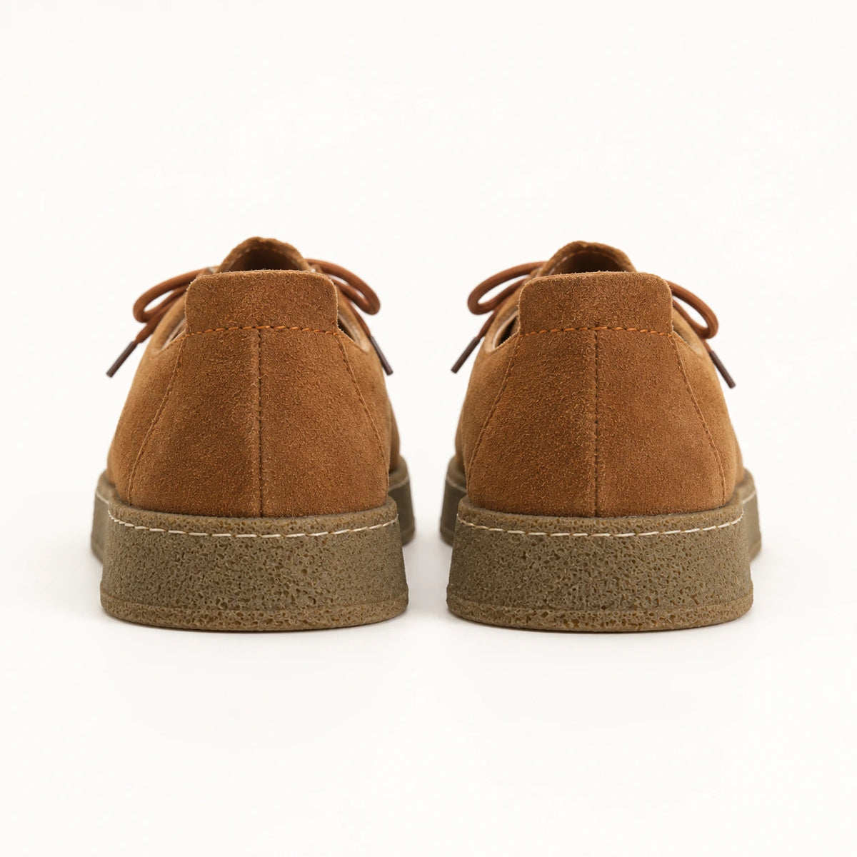 Chaussures moc-toe en daim à semelle crêpe caramel, vue dos dans le studio IVAREE