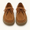Chaussures moc-toe en daim à semelle crêpe caramel, vue face dans le studio IVAREE