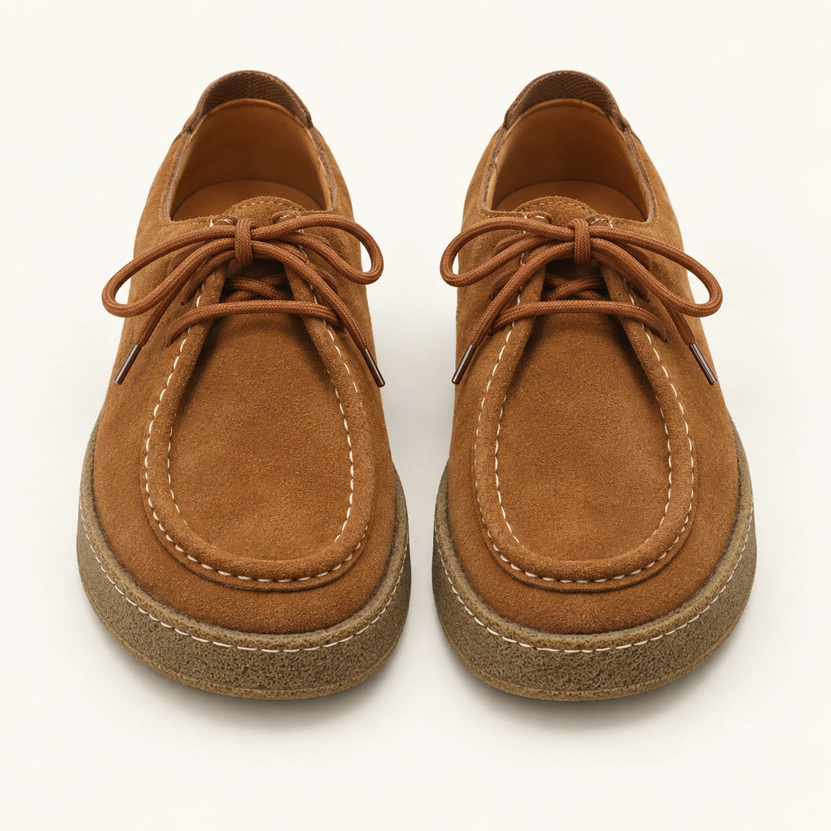 Chaussures moc-toe en daim à semelle crêpe caramel, vue face dans le studio IVAREE