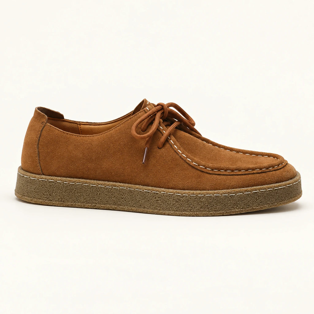 Chaussures moc-toe en daim à semelle crêpe caramel, vue profil dans le studio IVAREE