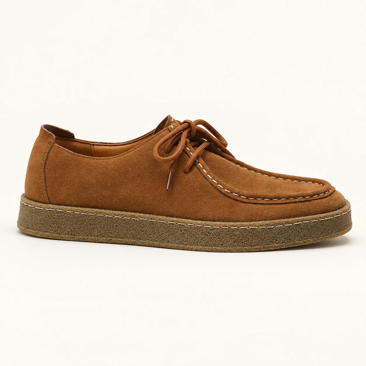 Chaussures moc-toe en daim à semelle crêpe caramel, vue profil dans le studio IVAREE