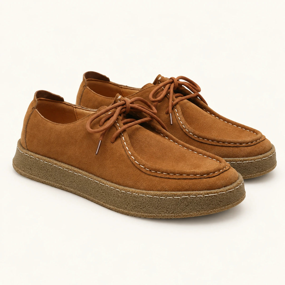 Chaussures moc-toe en daim à semelle crêpe caramel, vue trois-quarts dans le studio IVAREE