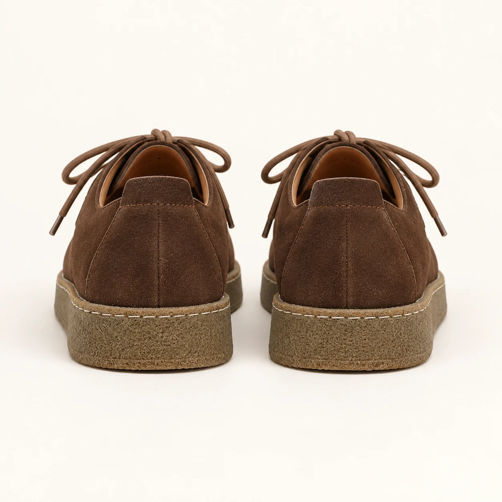 Chaussures moc-toe en daim à semelle crêpe marron, vue dos dans le studio IVAREE