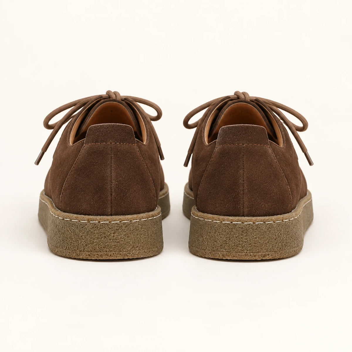 Chaussures moc-toe en daim à semelle crêpe marron, vue dos dans le studio IVAREE