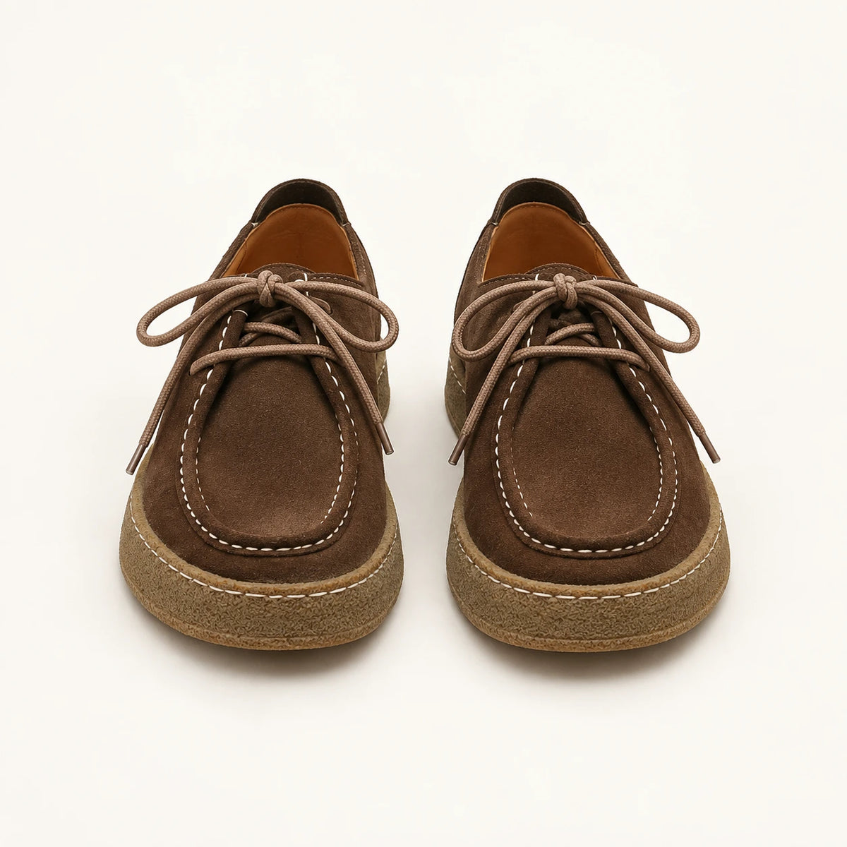 Chaussures moc-toe en daim à semelle crêpe marron, vue face dans le studio IVAREE