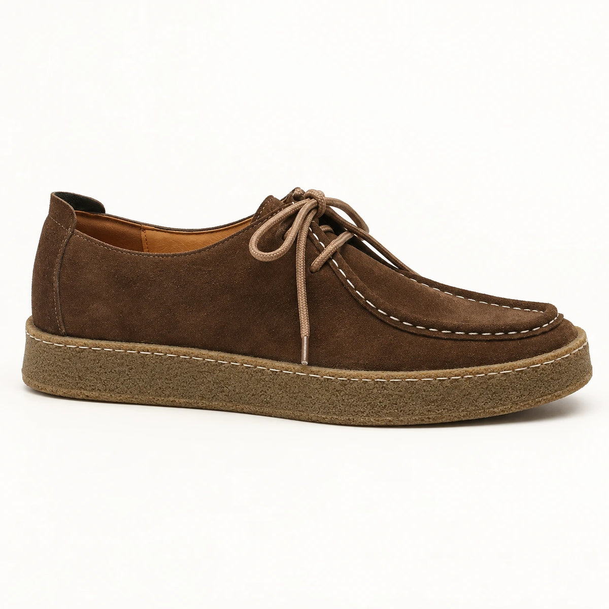 Chaussures moc-toe en daim à semelle crêpe marron, vue profil dans le studio IVAREE