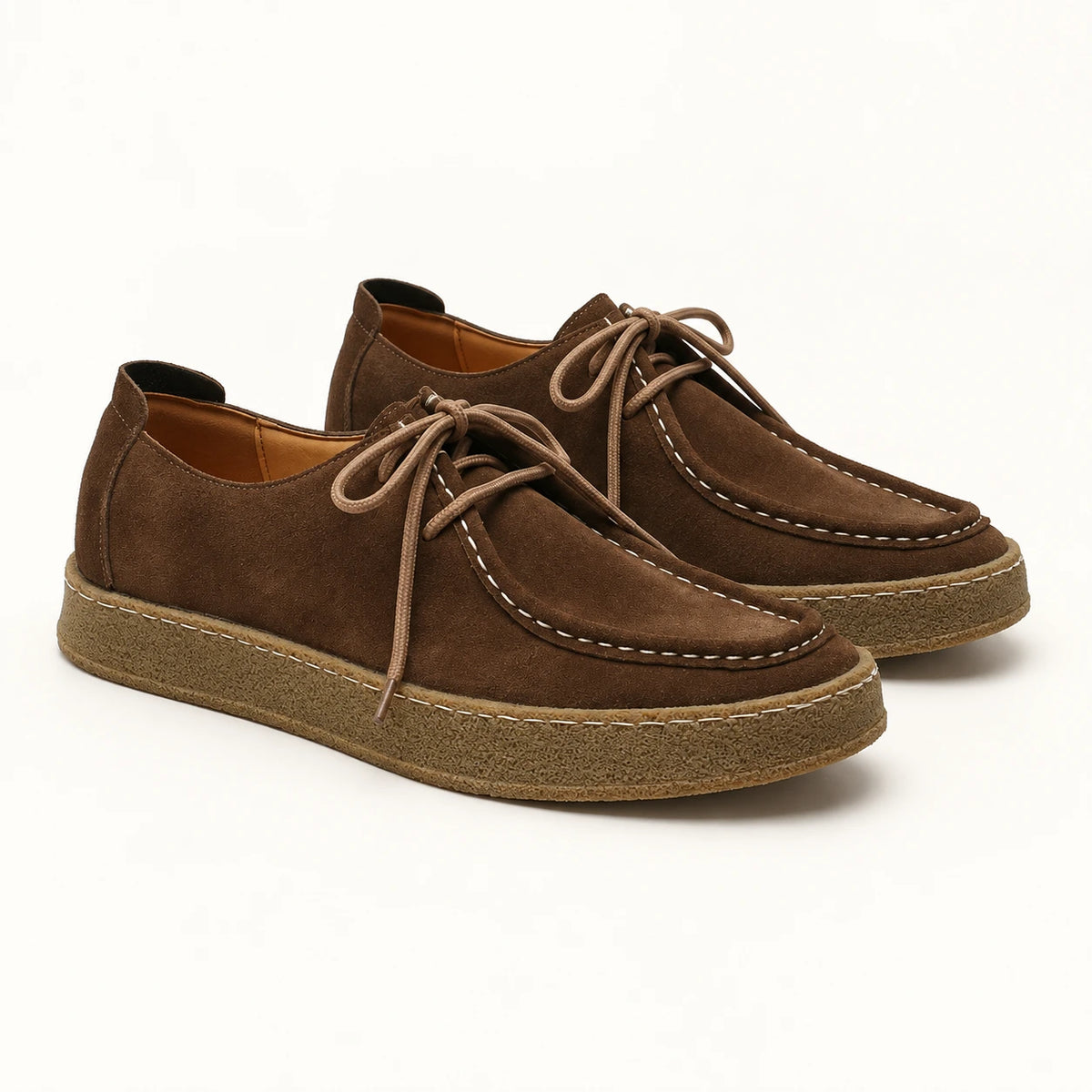 Chaussures moc-toe en daim à semelle crêpe marron, vue trois-quarts dans le studio IVAREE