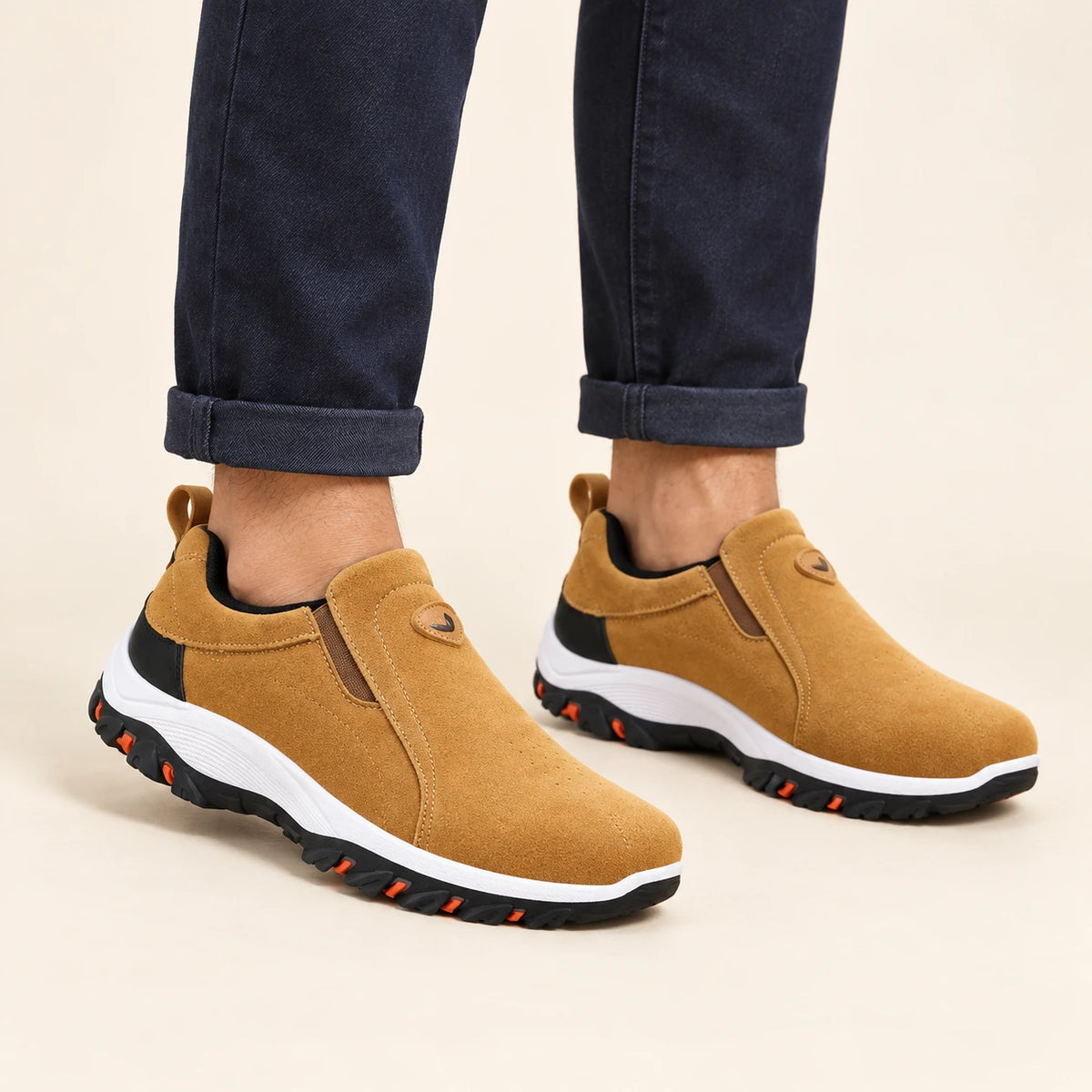 Chaussures slip-on en daim à semelle crantée beige, pose-1 dans le studio IVAREE