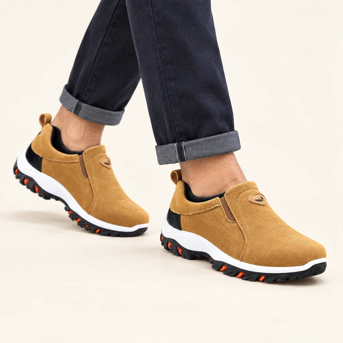 Chaussures slip-on en daim à semelle crantée beige, pose-2 dans le studio IVAREE