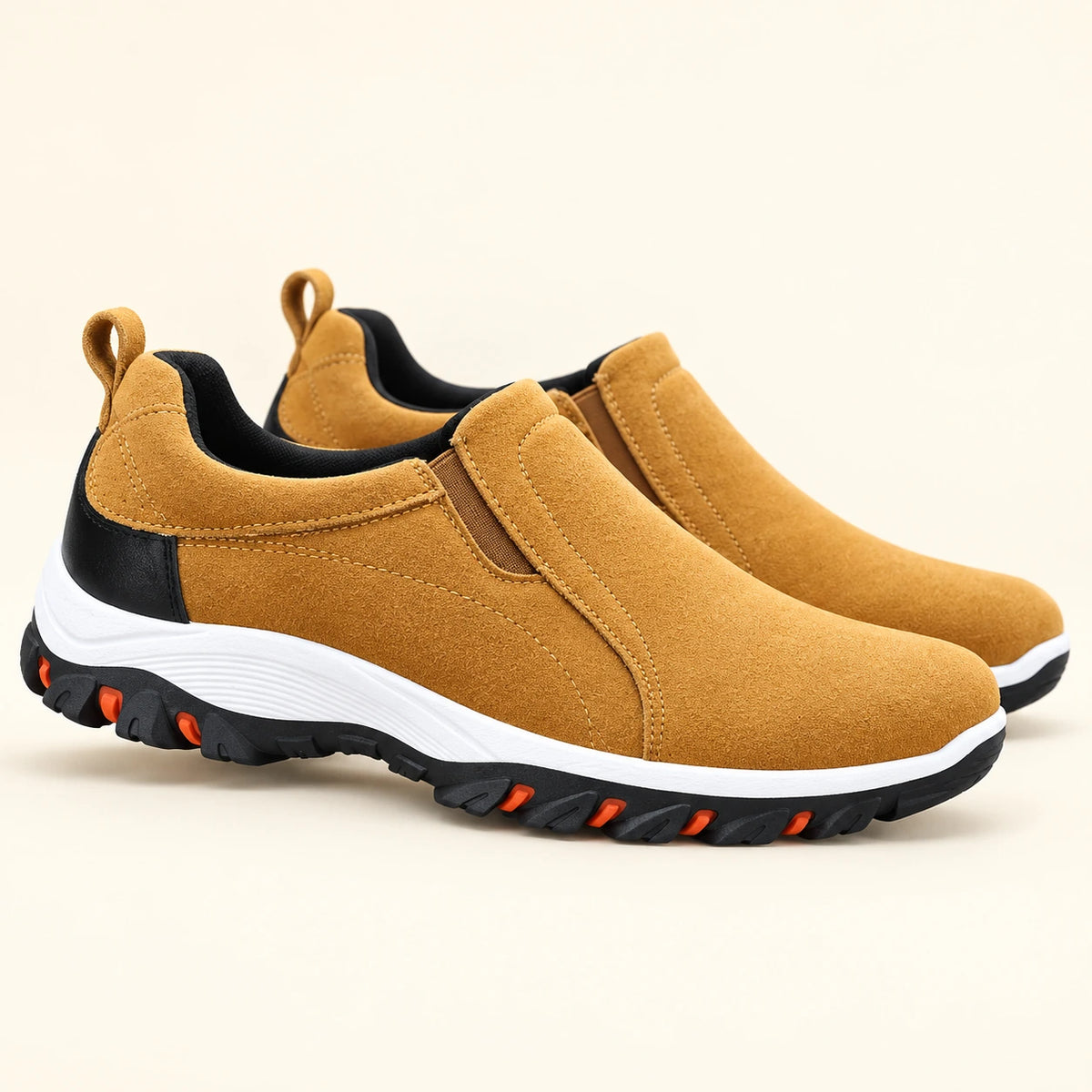 Chaussures slip-on en daim à semelle crantée beige, profil dans le studio IVAREE