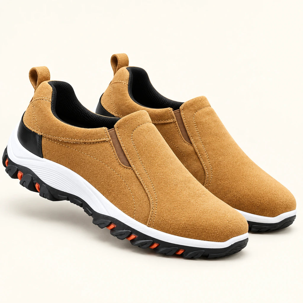 Chaussures slip-on en daim à semelle crantée beige, trois-quarts dans le studio IVAREE