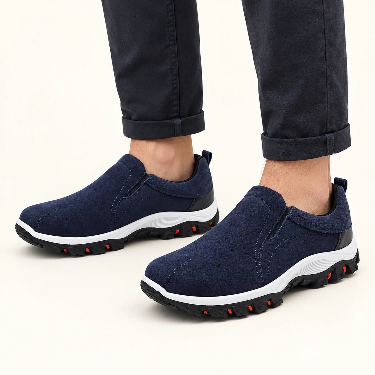 Chaussures slip-on en daim à semelle crantée bleu, pose-1 dans le studio IVAREE