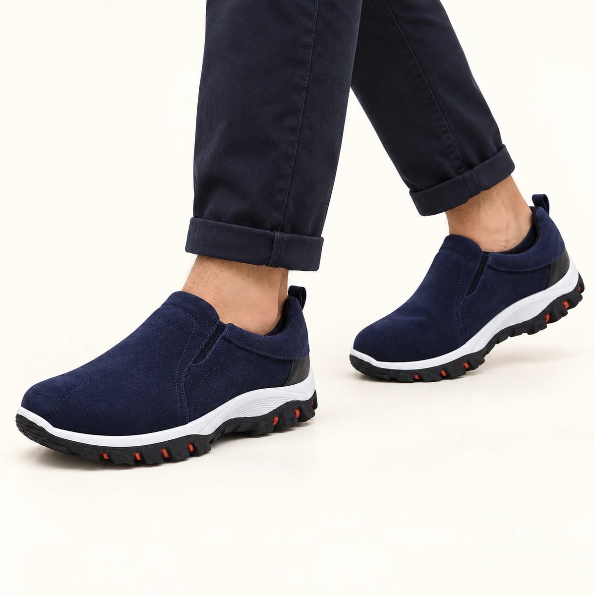 Chaussures slip-on en daim à semelle crantée bleu, pose-2 dans le studio IVAREE