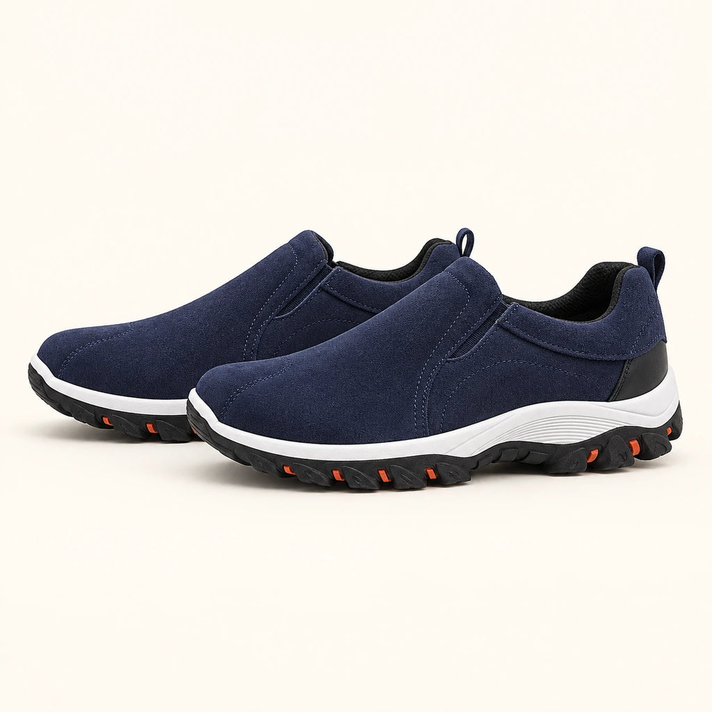 Chaussures slip-on en daim à semelle crantée bleu, profil dans le studio IVAREE