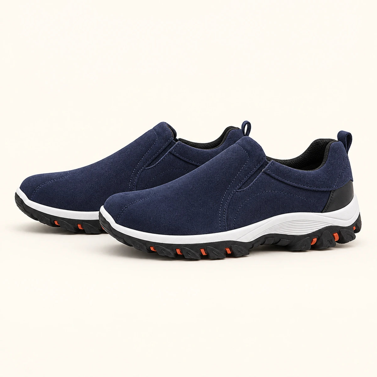 Chaussures slip-on en daim à semelle crantée bleu, profil dans le studio IVAREE