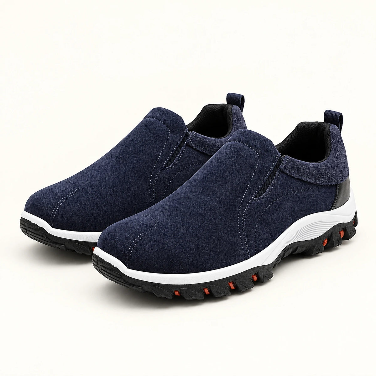 Chaussures slip-on en daim à semelle crantée bleu, trois-quarts dans le studio IVAREE