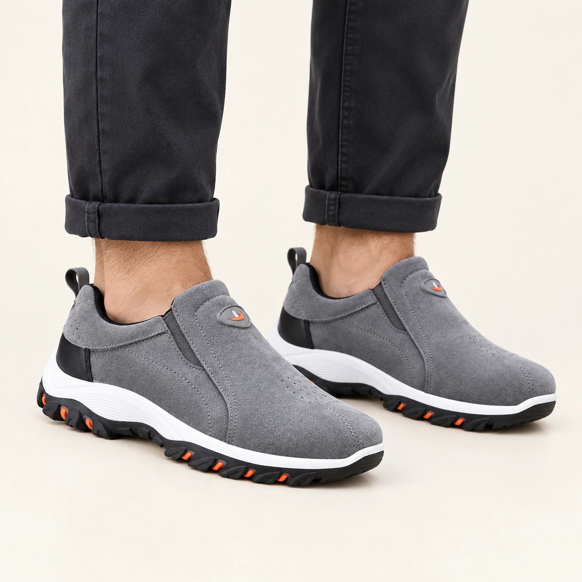 Chaussures slip-on en daim à semelle crantée gris, pose-1 dans le studio IVAREE