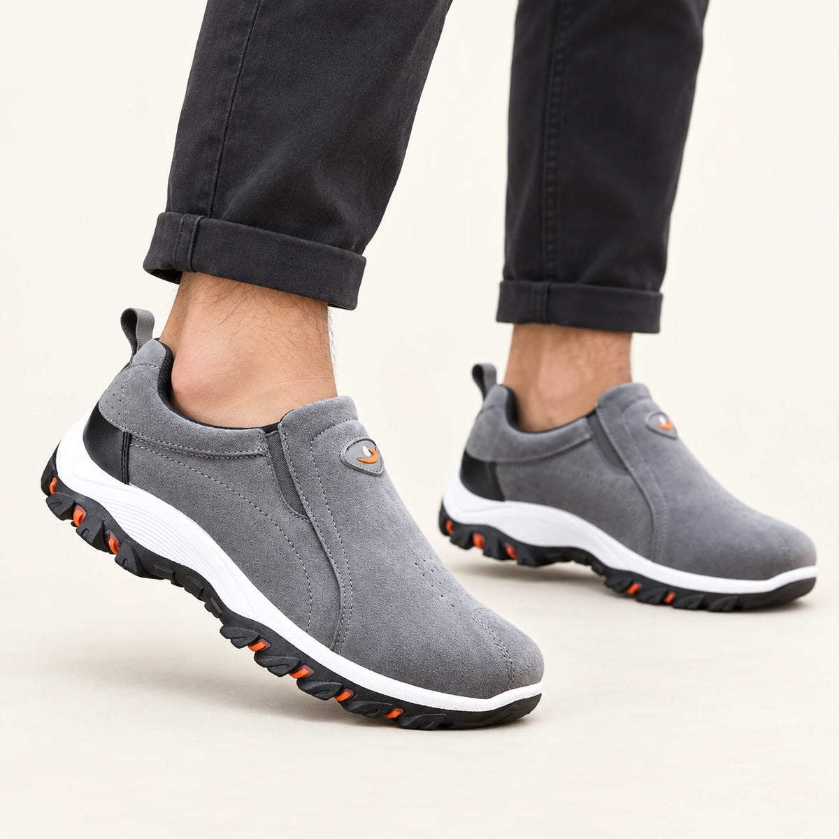 Chaussures slip-on en daim à semelle crantée gris, pose-2 dans le studio IVAREE