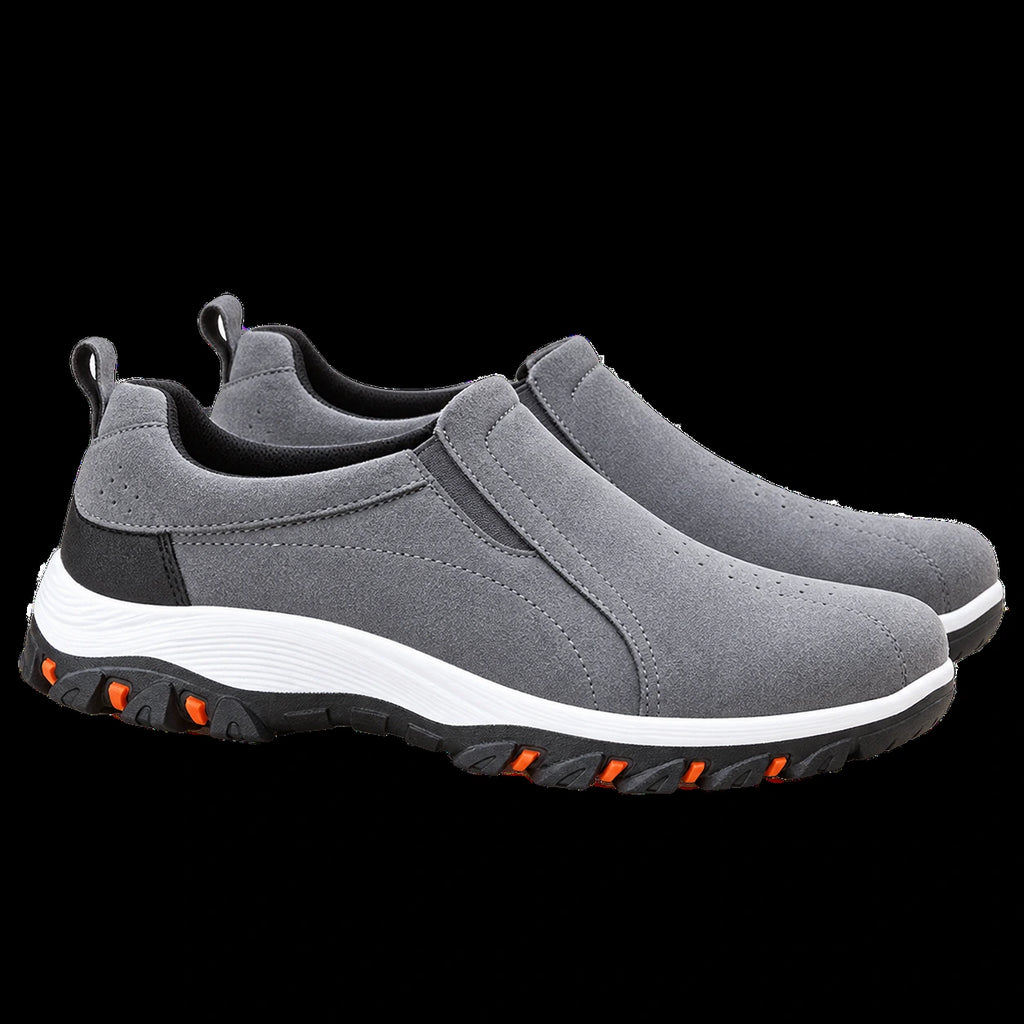 Chaussures slip-on en daim à semelle crantée gris, profil dans le studio IVAREE
