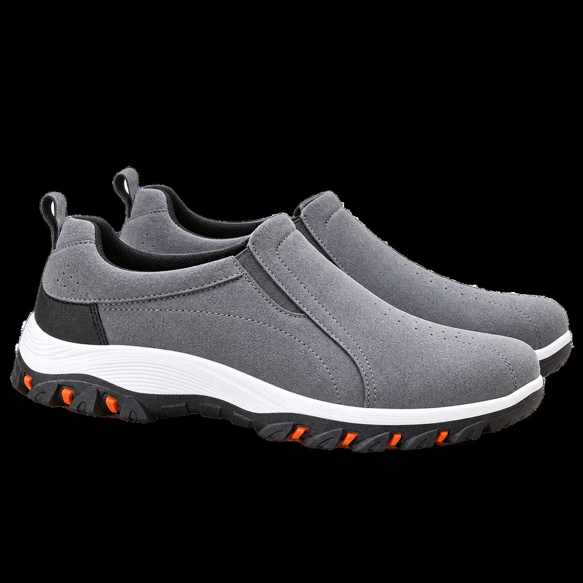 Chaussures slip-on en daim à semelle crantée gris, profil dans le studio IVAREE