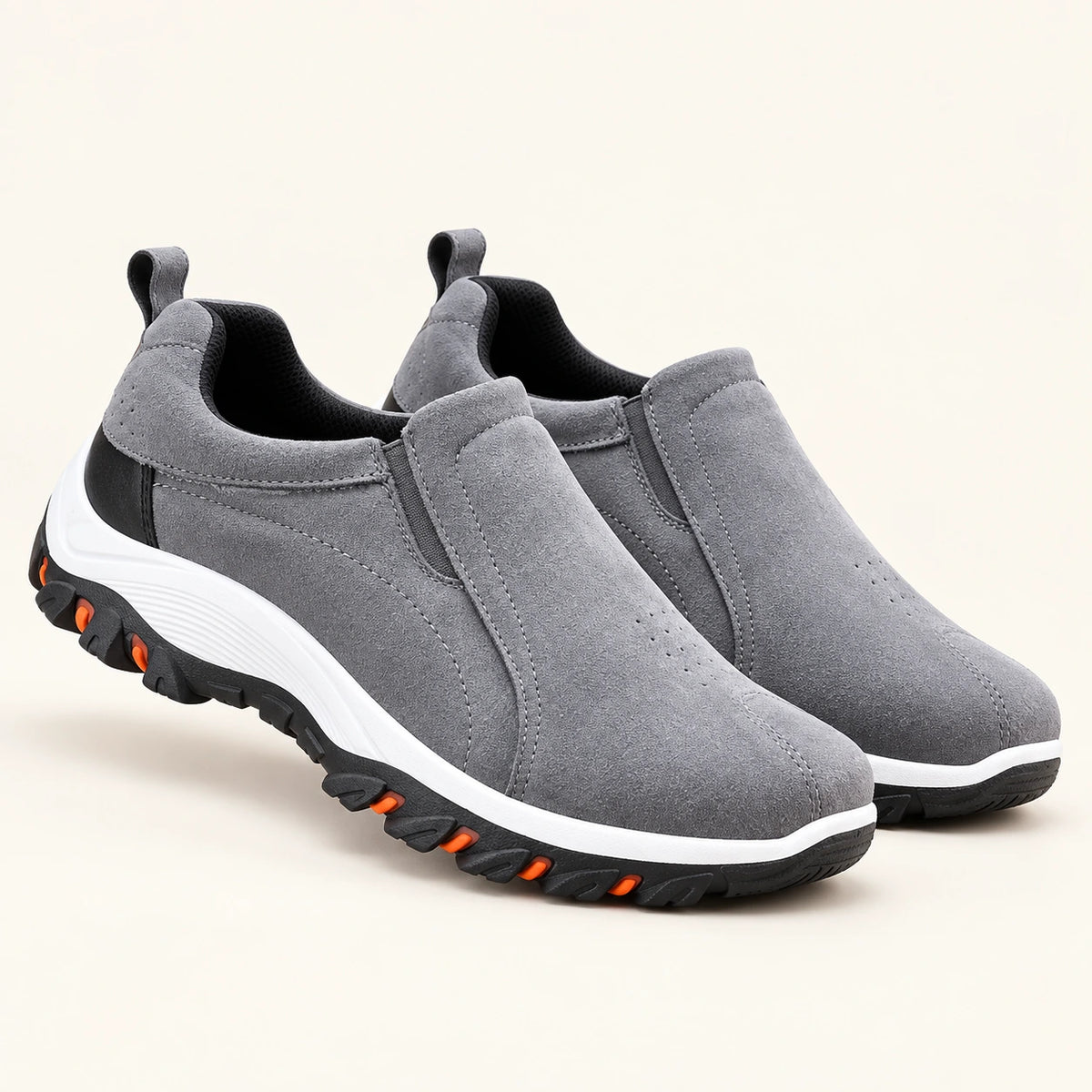 Chaussures slip-on en daim à semelle crantée gris, trois-quarts dans le studio IVAREE