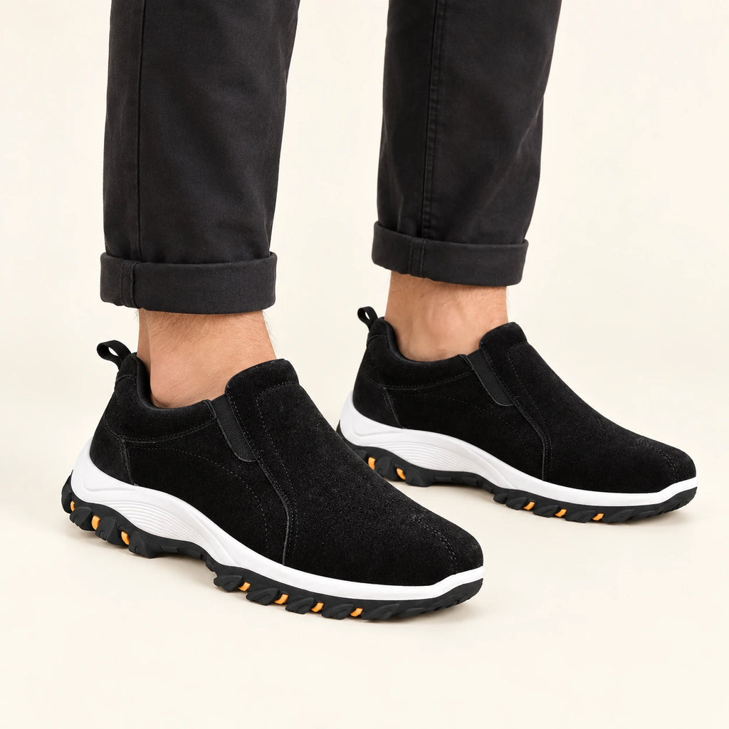 Chaussures slip-on en daim à semelle crantée noir, pose-1 dans le studio IVAREE