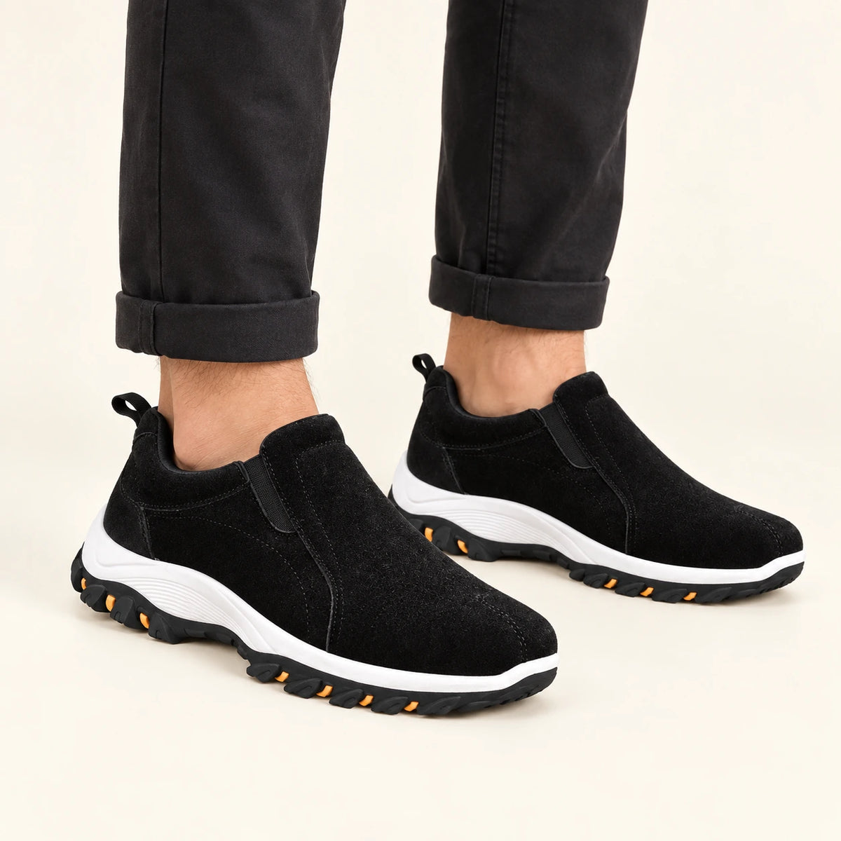 Chaussures slip-on en daim à semelle crantée noir, pose-1 dans le studio IVAREE