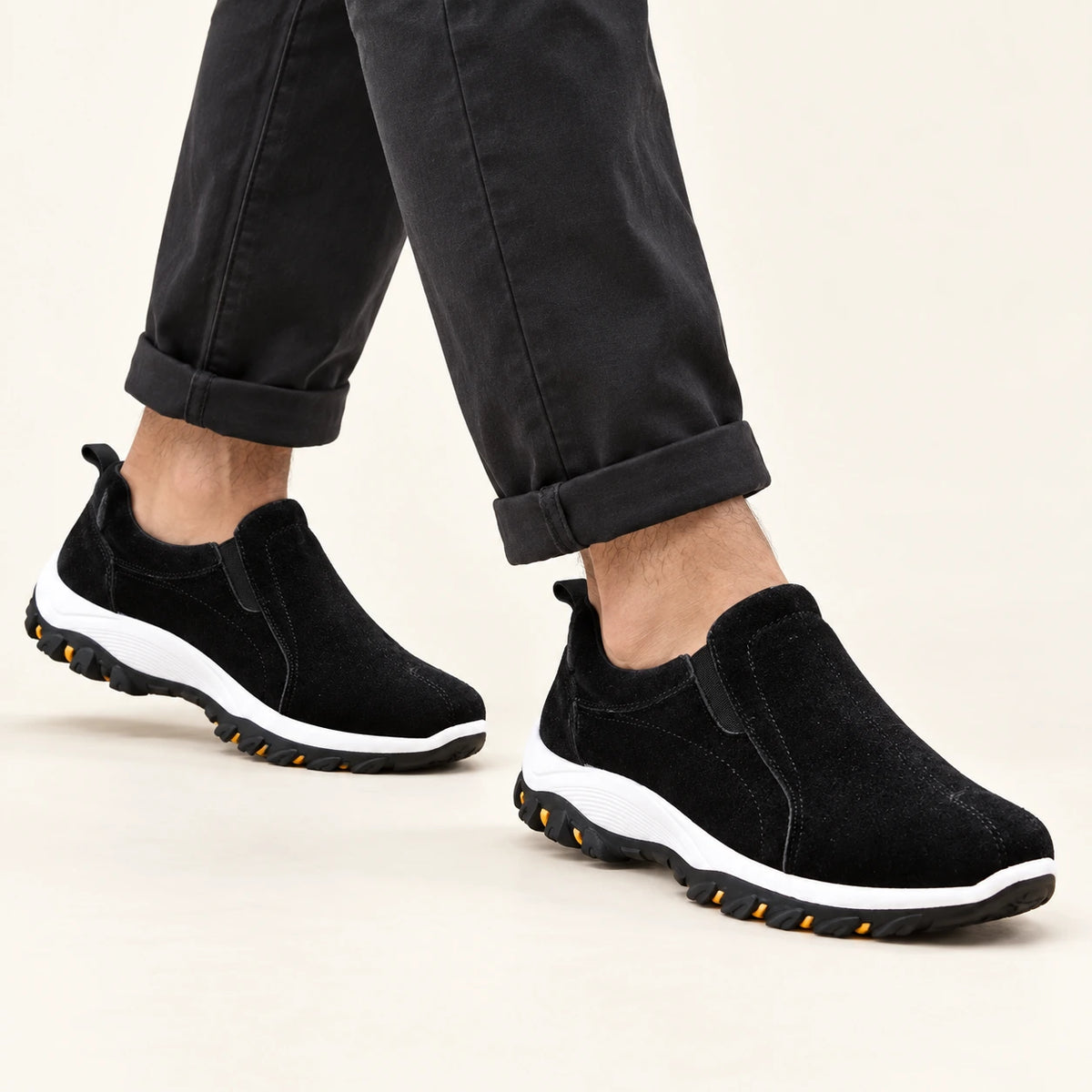 Chaussures slip-on en daim à semelle crantée noir, pose-2 dans le studio IVAREE