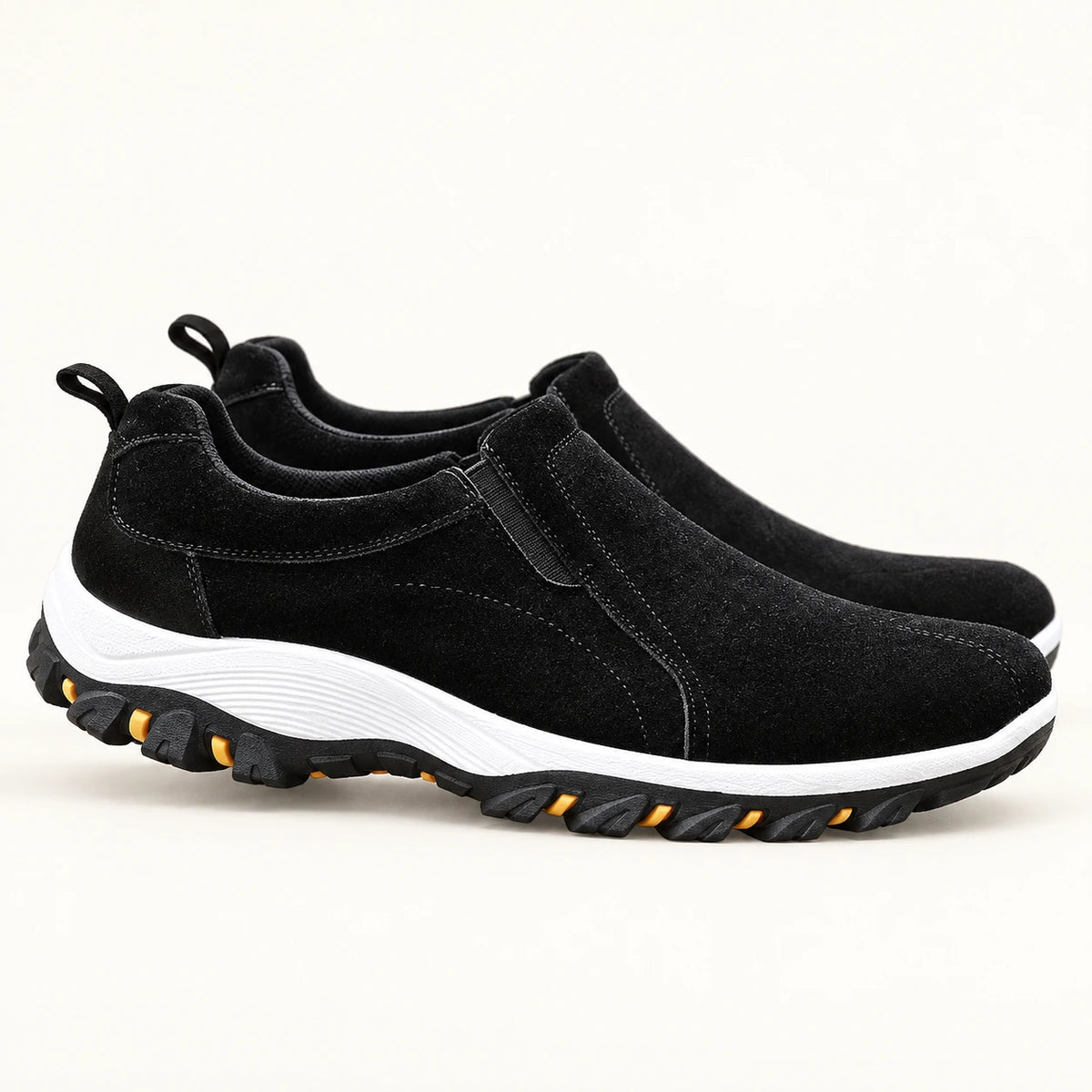 Chaussures slip-on en daim à semelle crantée noir, profil dans le studio IVAREE