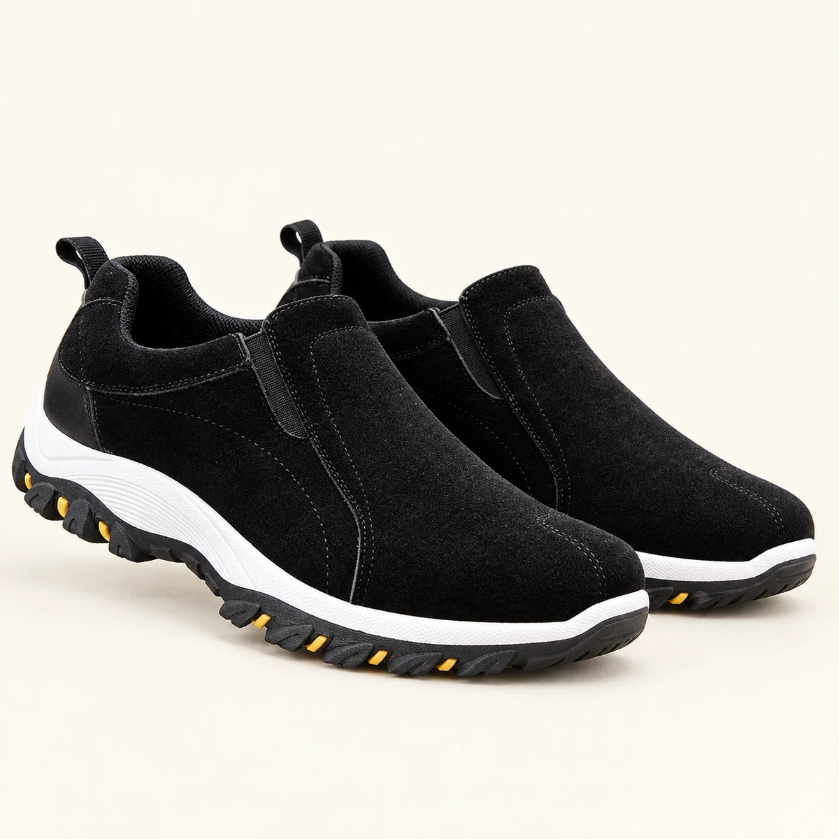 Chaussures slip-on en daim à semelle crantée noir, trois-quarts dans le studio IVAREE