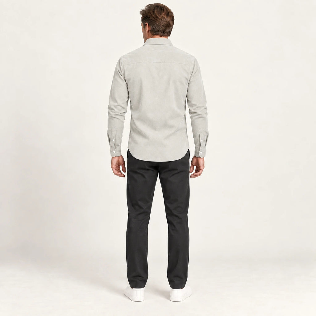 Chemise en velours côtelé Blanc crème, vue de dos dans le studio IVAREE