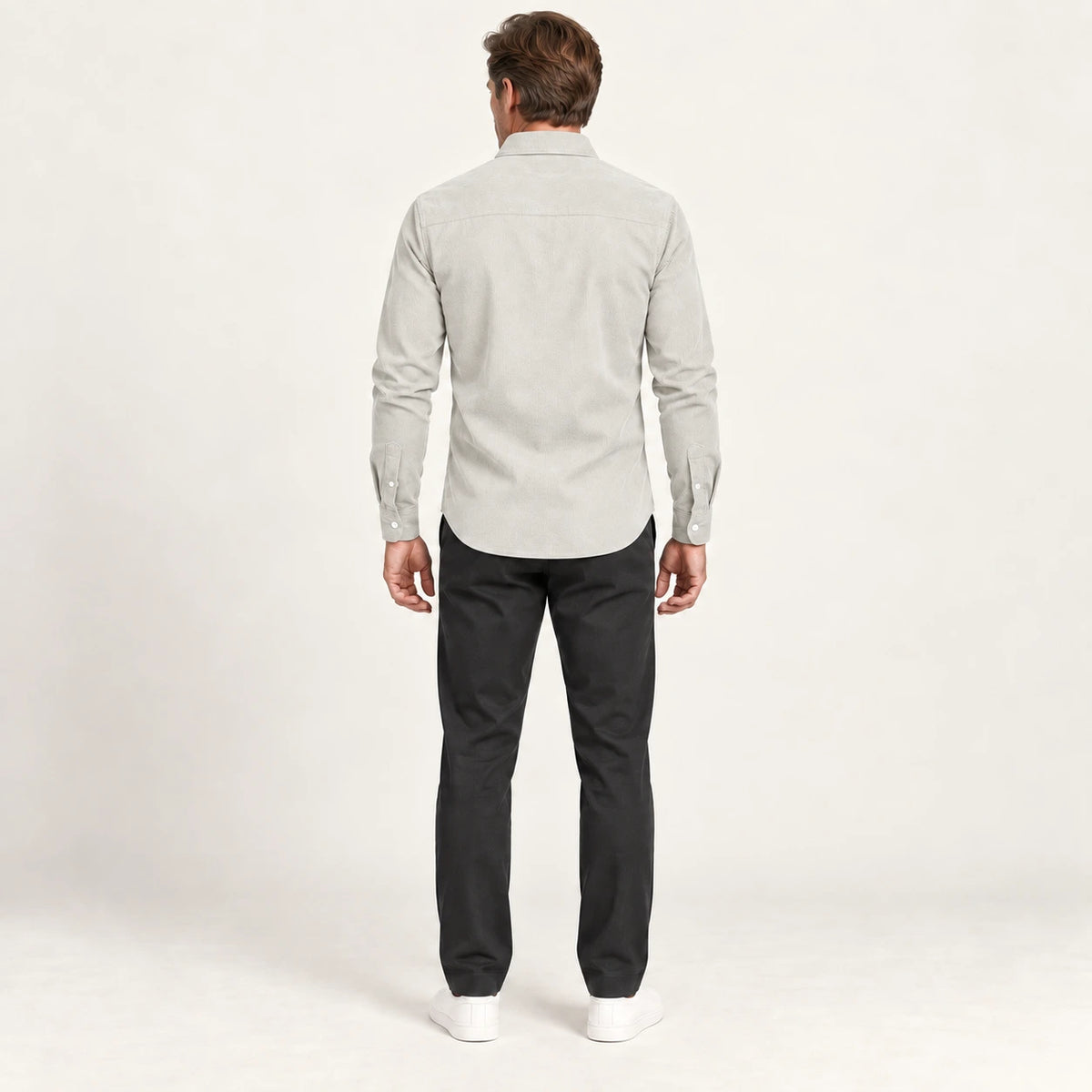 Chemise en velours côtelé Blanc crème, vue de dos dans le studio IVAREE