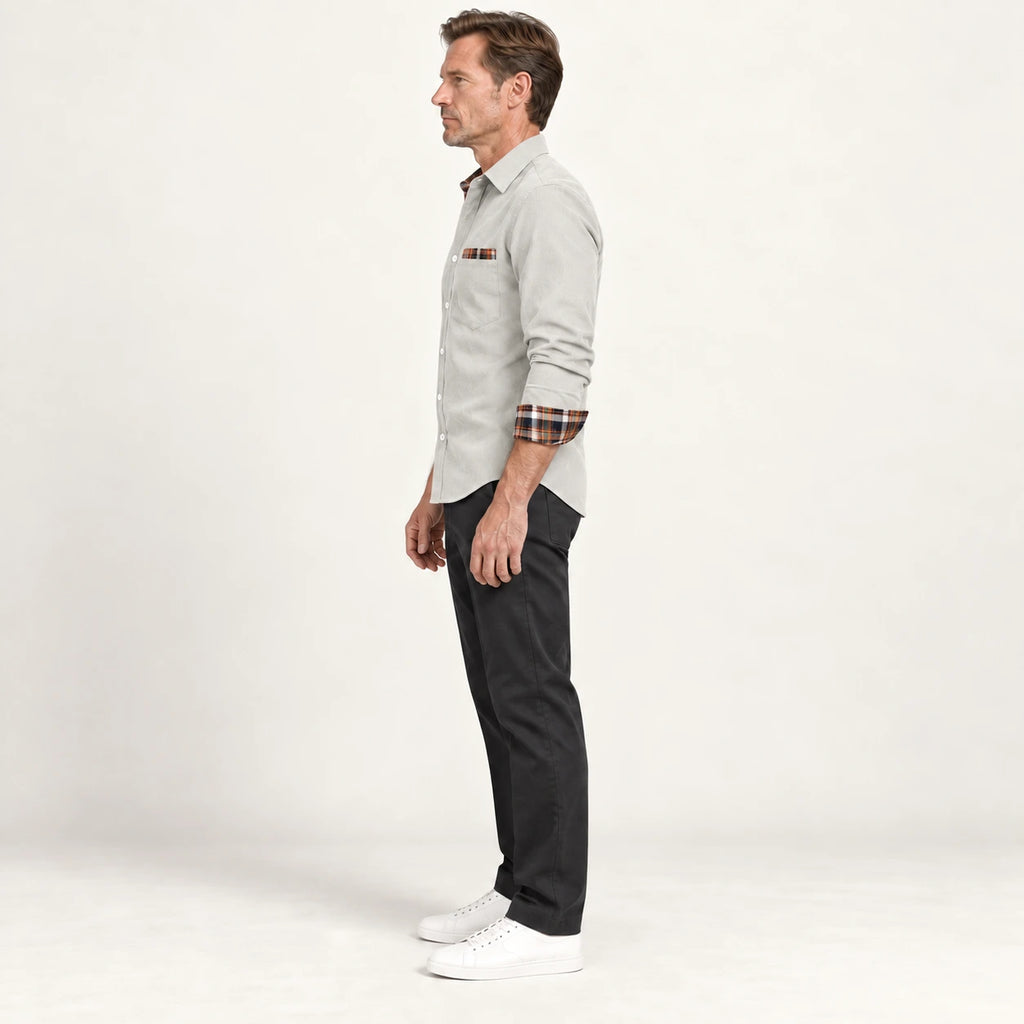 Chemise en velours côtelé Blanc crème, vue de profil dans le studio IVAREE