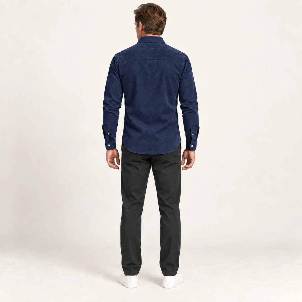 Chemise en velours côtelé Bleu marine, vue de dos dans le studio IVAREE