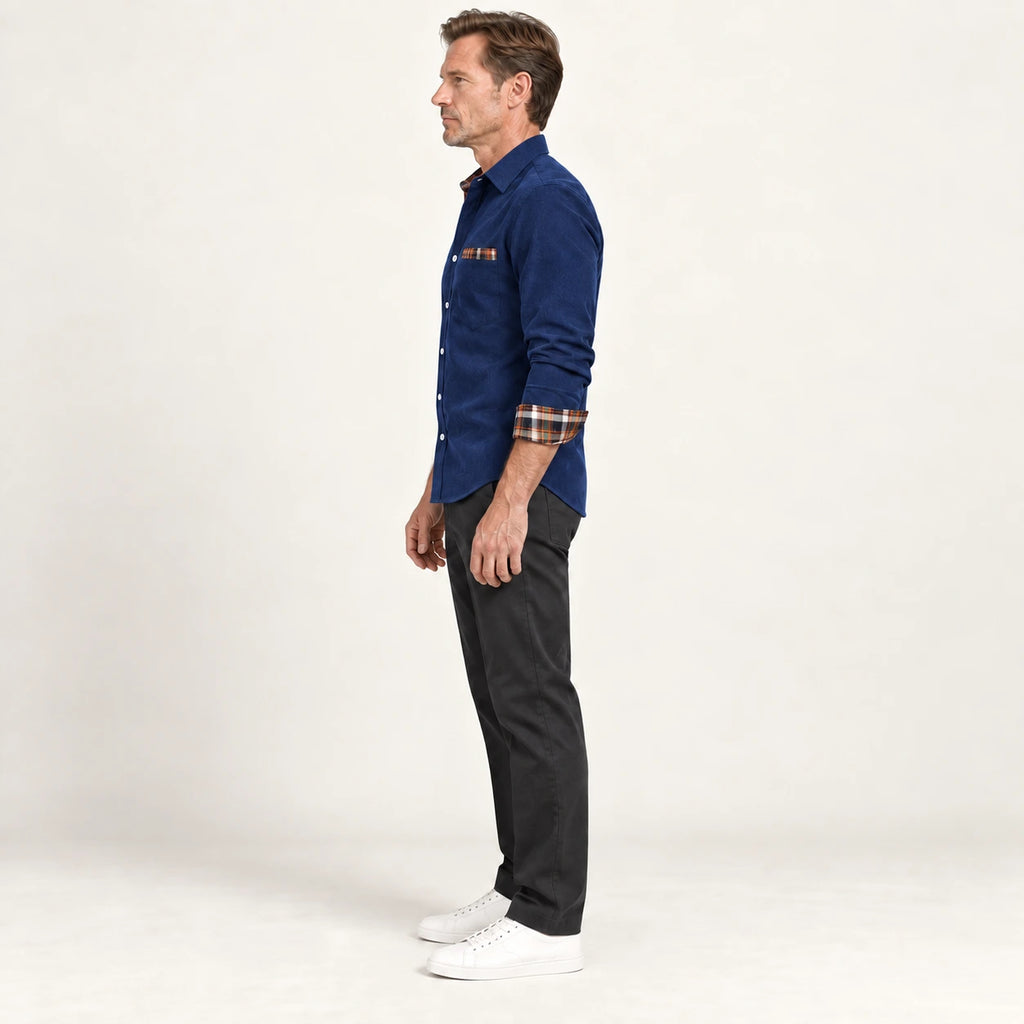 Chemise en velours côtelé Bleu marine, vue de profil dans le studio IVAREE