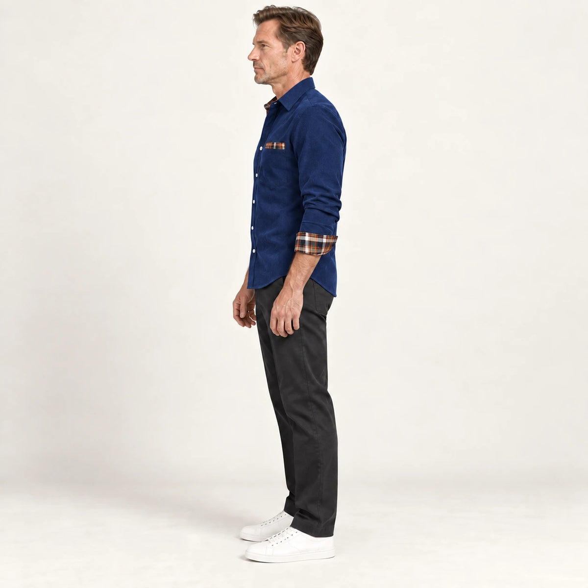Chemise en velours côtelé Bleu marine, vue de profil dans le studio IVAREE