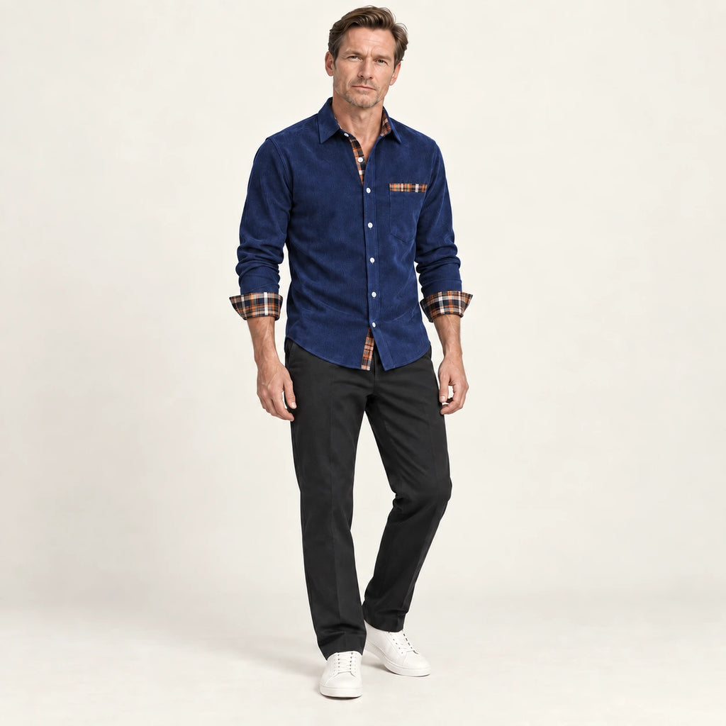 Chemise en velours côtelé Bleu marine, vue de trois-quarts dans le studio IVAREE